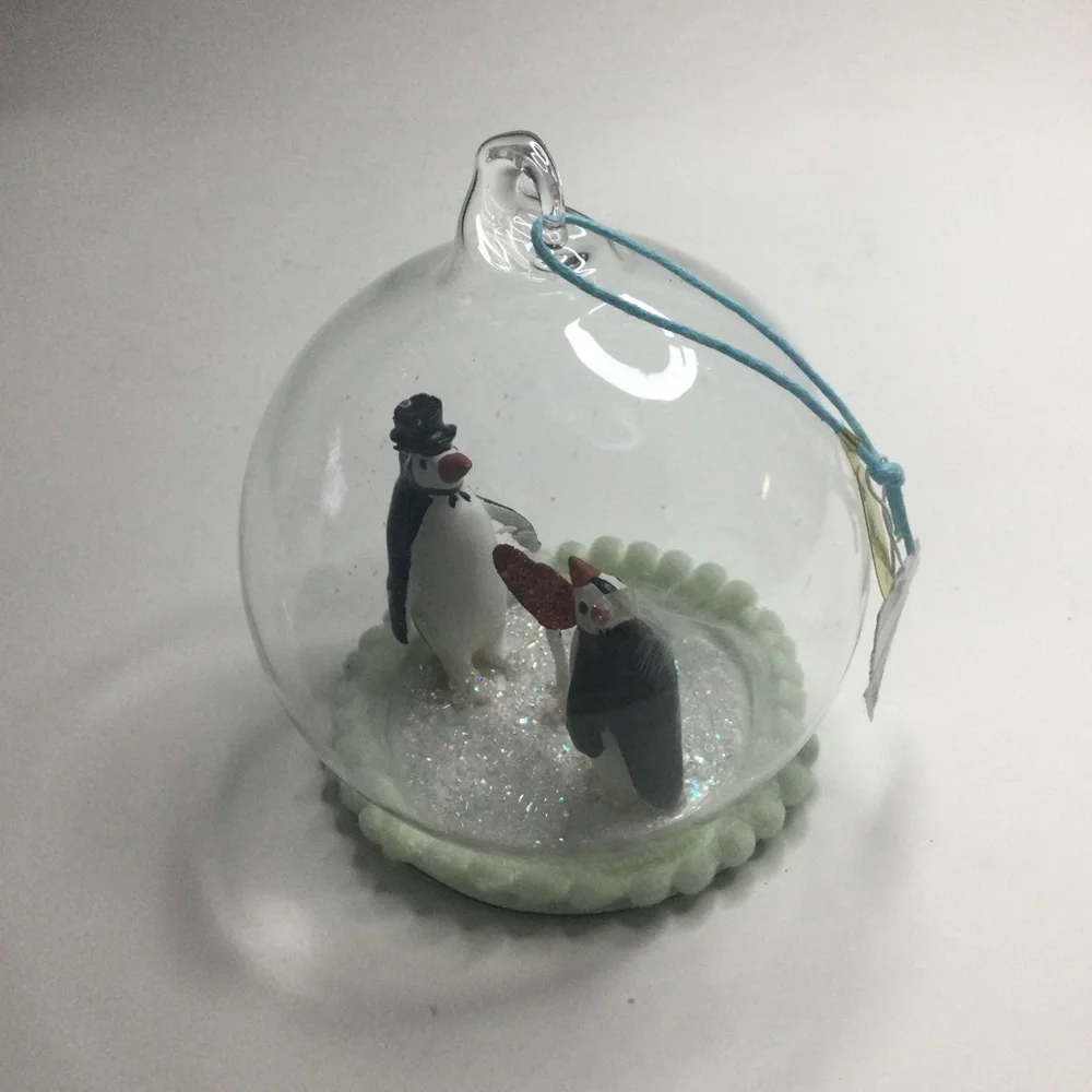 PENGUIN WEDDING GLOBE GLASS CHRISTMAS ORNAMENT NWOT 4” x 4”